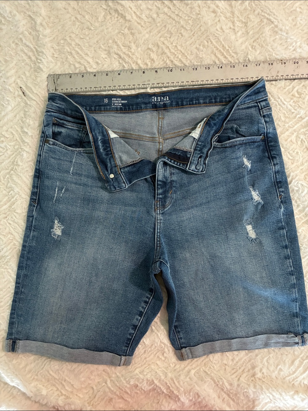 a.n.a Women's Medium Blue Distressed Rolled-Hem Jean Shorts